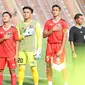 Para pemain Timnas Indonesia U-22 (kiri ke kanan) Ananda Raehan, Ilham Rio Fahmi, Ernando Ari Sutaryadi dan Rizky Ridho Ramadhani berbaris menyanyikan lagu kebangsaan Indonesia Raya sebelum dimulainya laga Grup A SEA Games 2023 menghadapi Filipina di Olympic Stadium, Phnom Penh, Kamboja, Sabtu (29/4/2023). (Bola.com/Abdul Aziz)