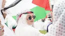 Sederet selebriti Tanah Air hadir di acara bela Palestina di Monas, Jakarta Pusat Minggu 5 November 2023. Berikut beberapa seleb cantik yang juga hadir dalam acara tersebut. Potret Dinda HW ditengah aksinya. [Instagram/dindahw]