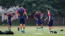 <p>Pemain Timnas Spanyol U-17,&nbsp;Jon Martin (tengah) bersama rekannya melakukan peregangan saat latihan resmi menjelang laga perempat final Piala Dunia U-17 2023 melawan Timnas Jerman U-17 yang berlangsung di Stadion Madya, Senayan, Jakarta, Kamis (23/11/2023). (Bola.com/Bagaskara Lazuardi)</p>