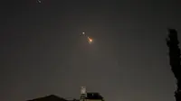 Video yang diambil dari AFPTV yang diambil pada tanggal 14 April 2024 ini menunjukkan ledakan-ledakan yang menerangi langit Yerusalem selama serangan Iran terhadap Israel. (AFPTV/AFP)