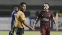 Pemain PSM Makassar, Marc Anthony Klok, saat pertandingan melawan PSM Makassar pada laga lanjutan Liga 1 di Stadion GBLA, Bandung, Rabu, (5/7/2017). (Bola.com/M Iqbal Ichsan)