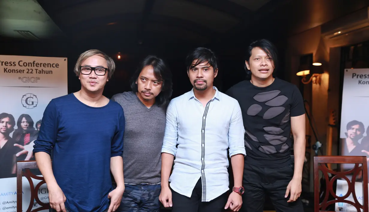 Yang berbeda dalam konser perayaan hari jadinya, Gigi mengandeng kembali mantan para personelnya, seperti Aria Baron, Ronald Fristianto, Opet Alatas dan Budhy Haryono. (Adrian Putra/Bintang.com)