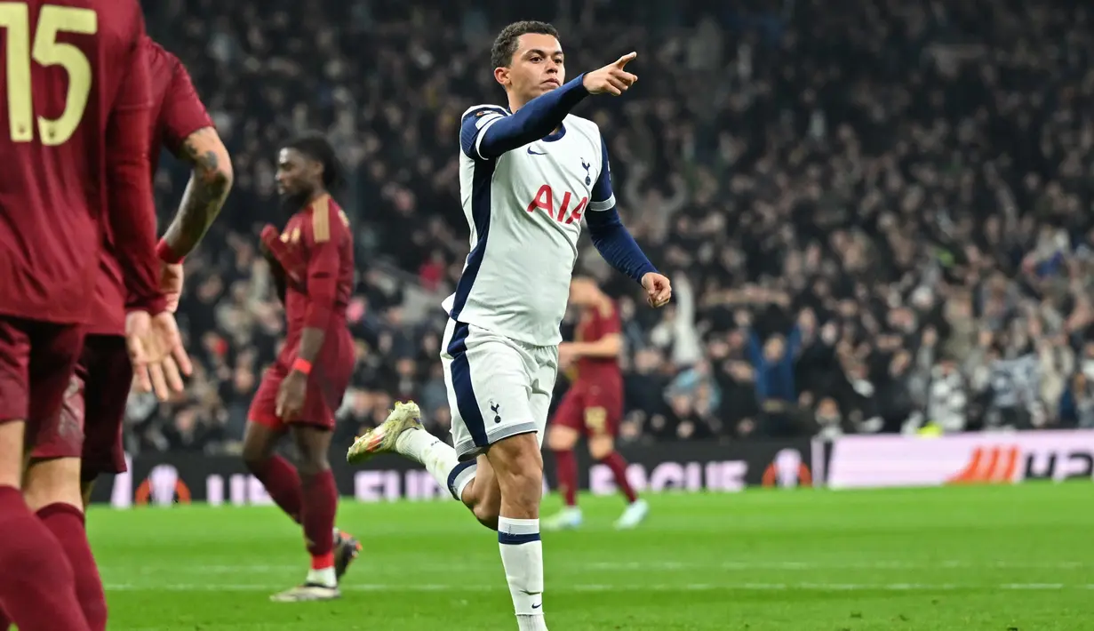 Tottenham Hotspur kembali unggul pada menit ke-33 berkat gol Brennan Johnson. (JUSTIN TALLIS/AFP)