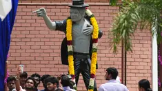 Sejumlah mahasiswa saat berfoto dan melihat patung bintang pop AS Michael Jackson di Chennai, India, Kamis (7/4). Patung ini dibangun disebuah Universitas ternama di India. (Arun Sankar/AFP)
