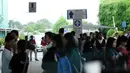 Sejumlah karyawan pertokoan Pondok Indah Mall 1 Jakarta berkumpul di depan pintu 2 Pondok Indah Mall 1 Jakarta. Sebuah ruangan di lantai 2 pusat perbelanjaan Pondok Indah Mall (PIM) I, Jakarta terbakar, Senin (20/4/2015). (Liputan6.com/Helmi Fithriansyah)