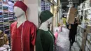 Aktivitas di Pasar Pramuka, Jakarta, Rabu (2/2/2022). Pedagang mengaku penjualan kebutuhan medis seperti obat, masker, dan oksigen mulai diburu warga sebagai antisipasi melambungnya harga seiring terus melonjaknya kasus positif COVID-19. (merdeka.com/Iqbal S. Nugroho)