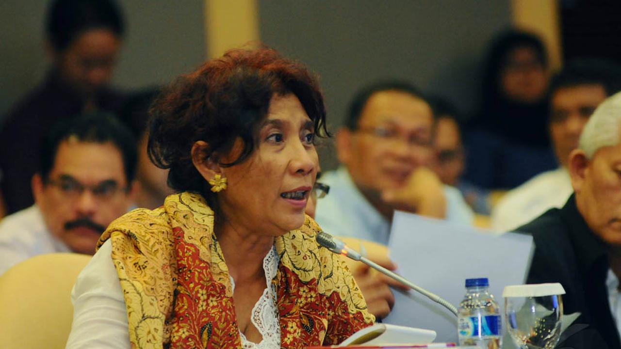 Gaya Menteri Susi Pudjiastuti Raker dengan Senator