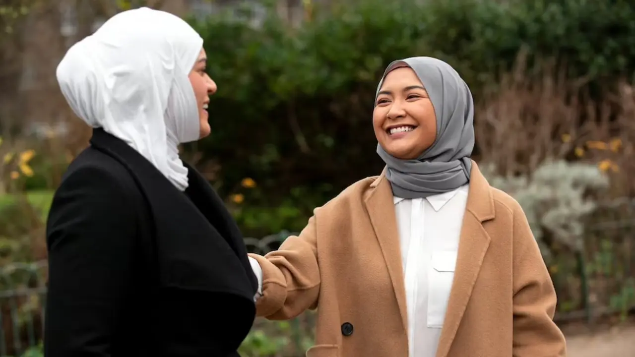 Ilustrasi Wanita Berhijab yang Percaya Diri Saat Berinteraksi