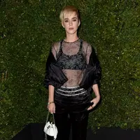 Belum lama ini perayaan ulang tahun Orlando dirayakan bersama Katy,selain itu Katy juga rela mengubah tampilan rambutnya. Tersiar kabar tujuannya adalah ingin menyamakan tampilannya dengan Orlando. (AFP/Bintang.com)