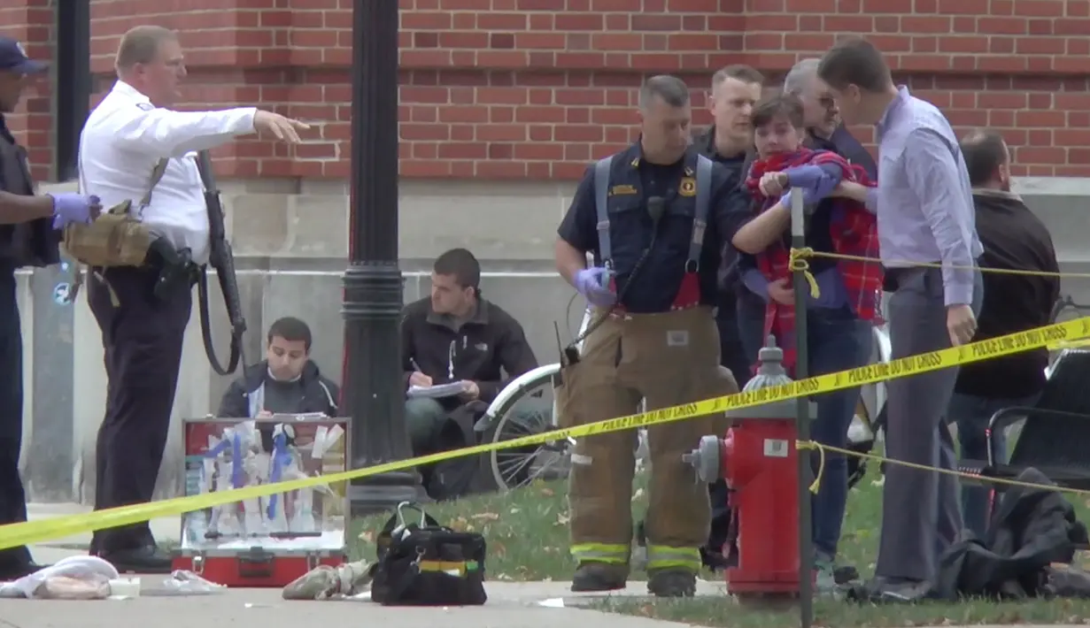 Seorang wanita dievakuasi oleh petugas layanan darurat setelah serangan brutal di Ohio State University, Senin (28/11). Sedikitnya 11 orang cedera setelah seorang pria menyerang dengan mobil dan pisau. (Courtesy of Mason Swires/thelantern.com/via REUTERS)