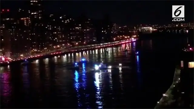 Sebuah helikopter jatuh di East River, New York, saat sedang melakukan pemotretan di dekat Gracie Mansion.