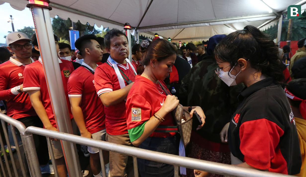 <p>Ribuan suporter mulai memadati area Stadion Utama Gelora Bung Karno, Jakarta, Senin (19/6/2023). Mereka akan menyaksikan laga persahabatan FIFA Matchday antara Timnas Indonesia menghadapi Argentina. (Bola.com/M Iqbal Ichsan)</p>