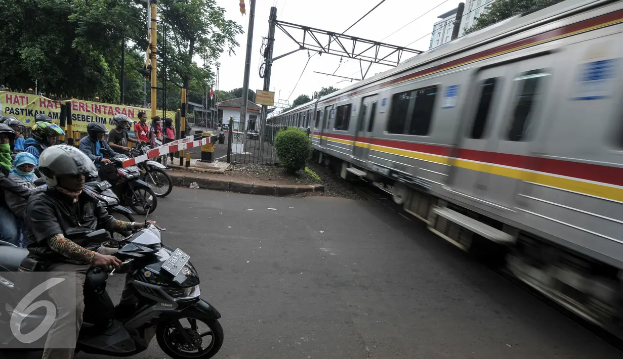 Perlintasan sebidang di Stasiun KA Duren Kalibata rencananya akan ditutup permanen pada pertengahan Juli, Jakarta, Kamis (14/7). Penutupan akan dilakukan usai hasil peninjauan Suku Dinas Perhubungan dan Transportasi Jaksel. (Liputan6.com/Yoppy Renato)