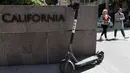 Skuter bermotor diparkir di depan gedung kantor di San Francisco (17/4). Pemberhentian operasi skuter bermotor ini karena belum adanya kepastian terhadap keamanan dan keselamatan penggunaan skuter di tempat umum. (AP/Jeff Chiu)