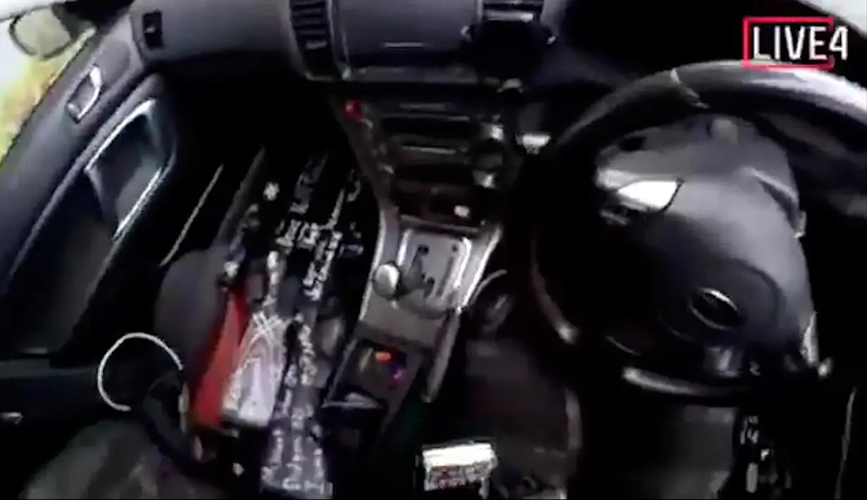 Senjata mesin dan shootgun yang digunakan terduga pelaku penambakan di Christchurch, Selandia Baru, Jumat (15/3). Polisi telah menahan tiga pria dan seorang wanita dalam kejadian tersebut. (AP Photo)