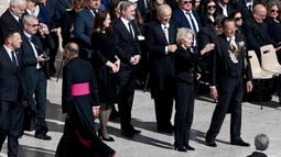 Presiden Komisi Eropa Ursula von der Leyen (kedua kanan) saat tiba menjelang misa pemakaman mendiang Paus Fransiskus di Lapangan Santo Petrus, Vatikan, 26 April 2025. (Isabella BONOTTO/AFP)