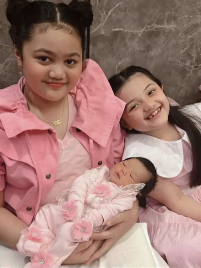 Tampak Menggemaskan, Tampilan Amora dan Arsy yang Baru Saja Menjadi Tante dari Anak Aurel Hermansyah
