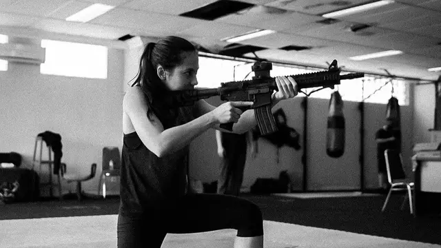 6 Gaya Pevita Pearce Latihan Menembak Ini Bak Angelina Jolie
