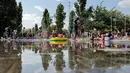 Mulai akhir pekan ini, Eropa bagian selatan akan kembali menghadapi suhu ekstrem yang melebihi 40°C. Tampak dalam foto, orang-orang mendinginkan diri di bawah air mancur di area rekreasi Madrid Rio selama gelombang panas pertama musim panas di Madrid, pada 28 Juni 2025. (Thomas COEX/AFP)