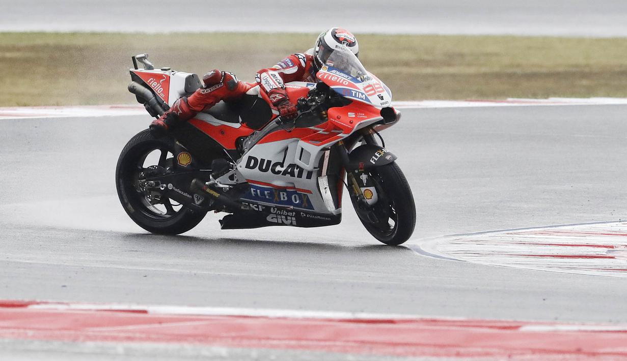 Pebalap Ducati, Jorge Lorenzo, terjatuh pada balapan MotoGP San Marino di Sirkuit Misano, Minggu (11/9/2017). Pebalap asal Spanyol itu hanya mampu melahap tujuh lap sebelum terjatuh di tikungan keenam. (AP/Antonio Calanni)