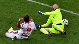 Striker Hungaria, Adam Szalai (kiri), saat mencetak gol ke gawang Austria dalam laga Grup F Piala Eropa 2016 group F di Stadion Matmut Atlantique, Bordeaux, (14/6/2016). (AFP/Georges Gobet)