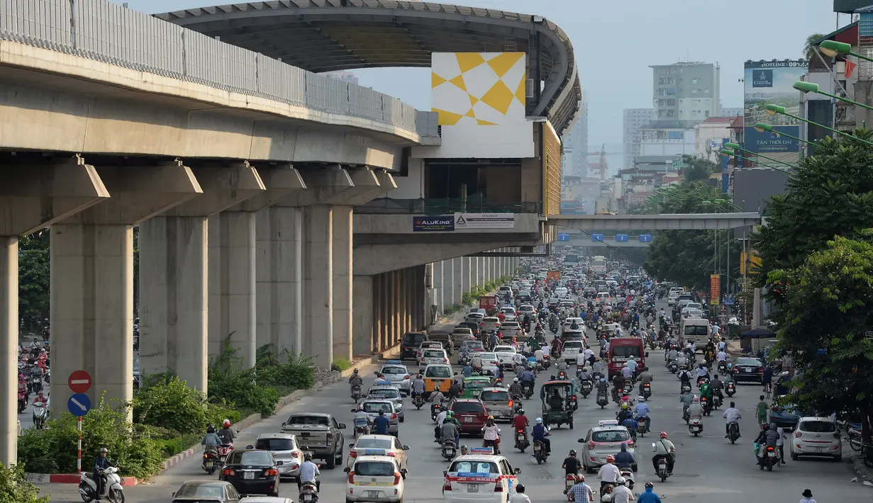 Suasana lalu lintas yang didominasi sepeda motor pada jam sibuk di sebuah jalan di pusat kota Hanoi, 4 Juli 2017. Dalam laporan pemerintah kota, jumlah sepeda motor di ibu kota Vietnam sudah pada tahap mengkhawatirkan. (AFP PHOTO/HOANG DINH Nam)