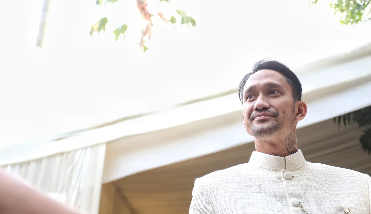 Seperti diketahui, Tora yang juga masuk menjadi pengiring pengantin lantaran ia memiliki hubungan darah dengan Moreno. Hadir bersama dengan istri Mieke Amalia. Tora mengenakan busana adat jawa lengkap dengan blangkon di kepala. (Adrian Putra/Bintang.com)