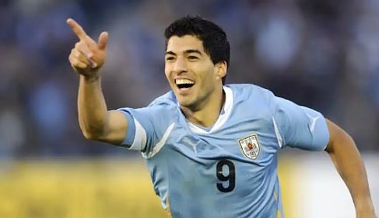 Selebrasi striker Uruguay Luis Suarez usai menjebol gawang Belanda dalam partai persahabatan di Montevideo, 8 Juni 2011. AFP PHOTO/Miguel ROJO