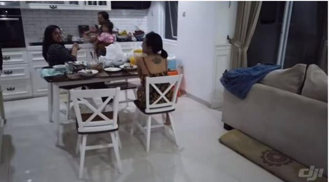 Vanessa Angel bersama sang suami di kediamannya yang nyaman.