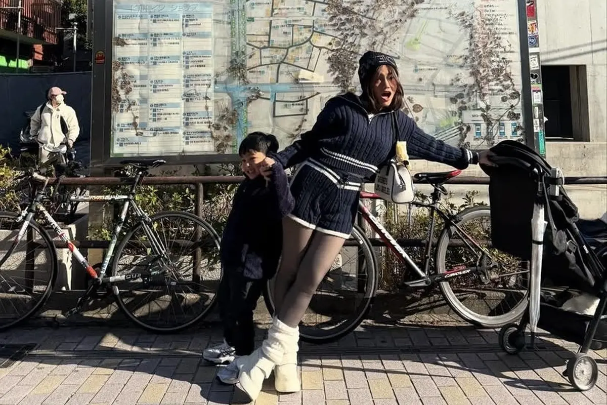 Fuji Kenakan Celana Pendek saat Liburan Musim Dingin di Jepang. [@fuji_an]