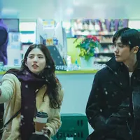 Park Hyung Sik dan Han So Hee dalam drama Soundtrack #1. (Foto: Disney+)