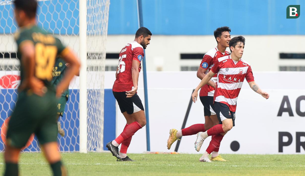 <p>Para pemain Madura United merayakan gol yang dicetak oleh Francisco Rivera saat melawan Persikabo 1973 dalam laga pekan kesembilan BRI Liga 1 2023/2024 di Stadion Wibawa Mukti, Cikarang, Sabtu (19/8/2023). (Bola.com/Abdul Aziz)</p>