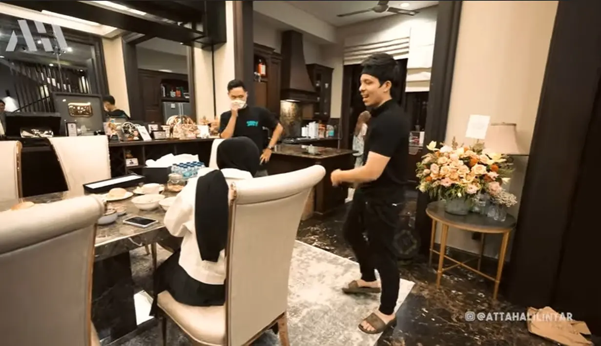 Atta Halilintar buka kado Ultah (Youtube/ AH)