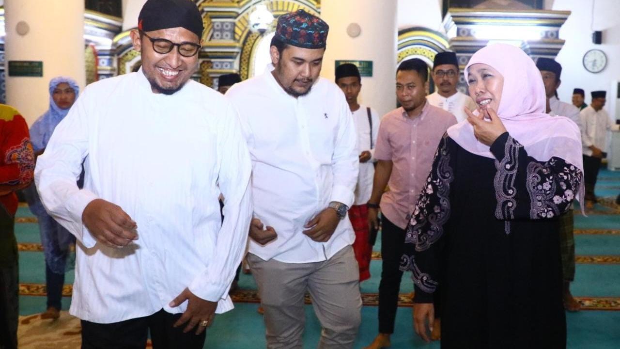 Khofifah Indar Parawansa bersama  Bupati Sumenep Achmad Fauzi saat memberikan bantuan untuk 500 anak yatim. (Istimewa)
