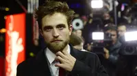 Robert Pattinson tampil berbeda saat menghadiri pemutaran film terbarunya "Life" di Berlin, Jerman, 9 Februari 2015. (AFP PHOTO/John MACDOUGALL)