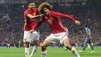 Gelandang Manchester United Marouane Fellaini (kanan) merayakan gol ke gawang Celta Vigo pada leg kedua semifinal Liga Europa di Old Trafford, Kamis (11/5/2017). (AFP/Miguel Riopa)