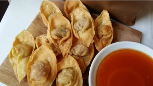 Pangsit goreng buatan Siomay Kembang Teteh