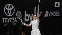 Enzy Storia melakukan servis saat melawan Gading Marten/Wulan Guritno pada pertandingan pembuka Tiba Tiba Tenis di Tennis Indoor Senayan, Jakarta, Sabtu (12/11/2022). Pasangan Dion Wiyoko/Enzy Storia berhasil mengalahkan Gading Marten/Wulan Guritno dua set langsung dengan skor meyakinkan, 6-2 dan 6-3. (Liputan6.com/Johan Tallo)