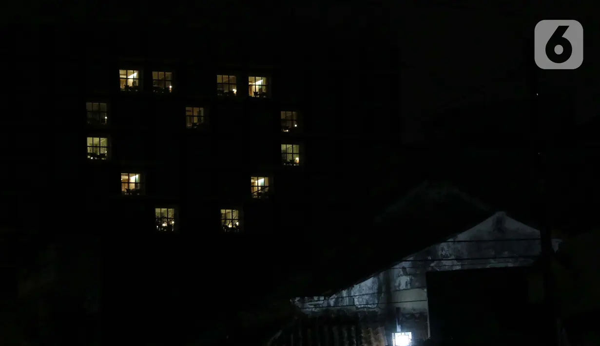 Salah satu hotel di kawasan Jalan Suryakencana Kota Bogor menyalakan sebagian lampu kamarnya hingga membentuk gambar hati, Jumat (10/4/2020). Gambar hati ini bentuk solidaritas keprihatinan sejumlah hotel di Indonesia atas pandemi Covid-19. (Liputan6.com/Helmi Fithriansyah)
