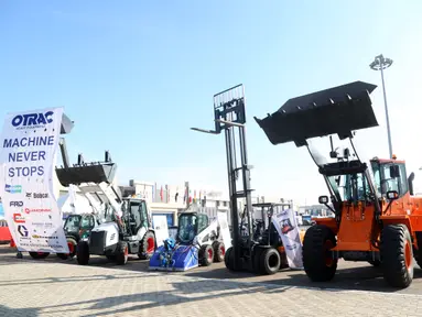 Produk-produk otomotif dipamerkan dalam Forum dan Pameran Logistik dan Transportasi Pintar untuk Timur Tengah dan Afrika di Kairo, Mesir, 23 November 2020. Mitra-mitra China dan Mesir di industri otomotif memamerkan produk-produk mereka dalam ajang ini. (Xinhua/Mohamed Asad)