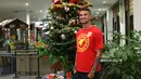 Pemain Mitra Kukar asal Brasil, Arthur Cunna Darocha saat sesi mengucapkan selamat Natal dan Tahun Baru di Hotel Agas International, Solo, Senin (14/12/2015). (Bola.com/Nicklas Hanoatubun)