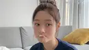 Jung Chaeyeon terlihat semakin cantik dan imut saat memakai hoodie seperti dalam fotonya yang satu ini. Pelantun lagu 'WOOWA' ini kembali berpose sambil memakan kue yang berisi krim melimpah. Mantan anggota grup I.O.I ini juga tampak segar dan manis sama seperti roti yang dipegangnya. (Liputan6.com/IG/@j_chaeyeoni)
