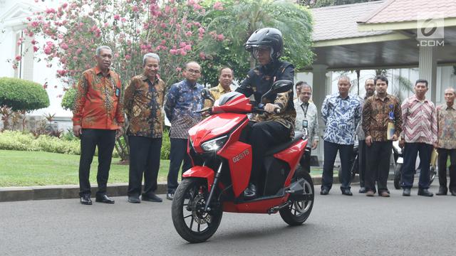 Jokowi Jajal Motor Listrik Gesits