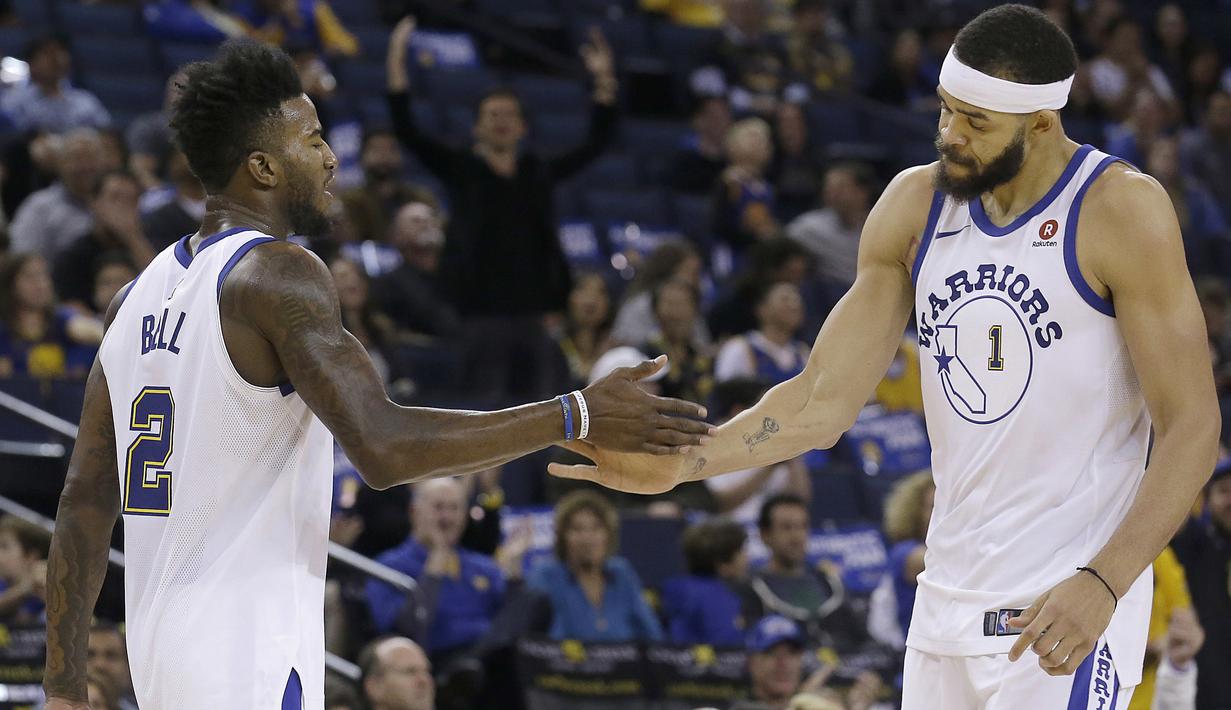 Pemain Golden State Warriors, Jordan Bell (kiri) dan JaVale McGee (kanan) merayakan keberhasilan memasukan bola saat melawan Chicago Bulls pada laga NBA basketball game di Oracle Arena, Oakland, (24/11/2017). Warriors menang 143-94. (AP/Jeff Chiu)