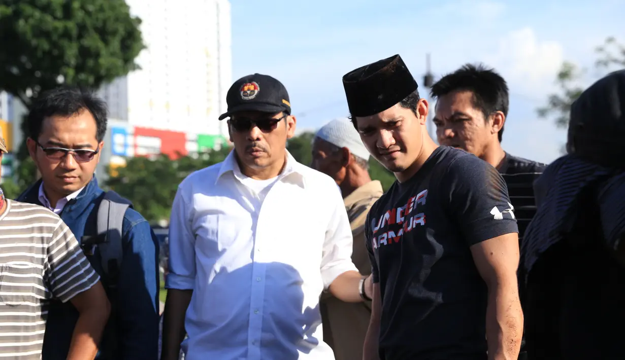 Kesedihan mendalam juga terlihat dari sang istri, Audy. Yang setia mendampingi suaminya yang dirundung kesedihan. Dengan mengenakan kacamata dan pakaian serba hitam. (Adrian Putra/Bintang.com)