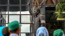 Sebuah ban lengan bertuliskan “Save Sritex” terlihat di lengan patung pendiri PT Sritex Tbk, Lukminto, di Sukoharjo, Jawa Tengah, pada tanggal 28 Februari 2025. (DIKA/AFP)