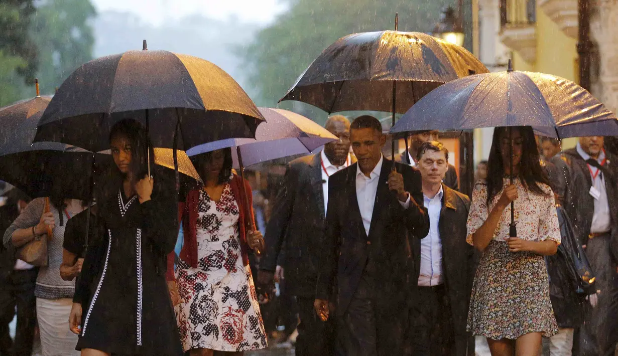 Presiden AS, Barack Obama dan keluarganya berwisata ke Old Havana pada kunjungan awal setibanya di Kuba, Minggu (20/3). Kunjungan ini yang pertama dilakukan presiden AS dalam 88 tahun, sekaligus pembuka babak baru hubungan dua negara. (REUTERS/stringer)