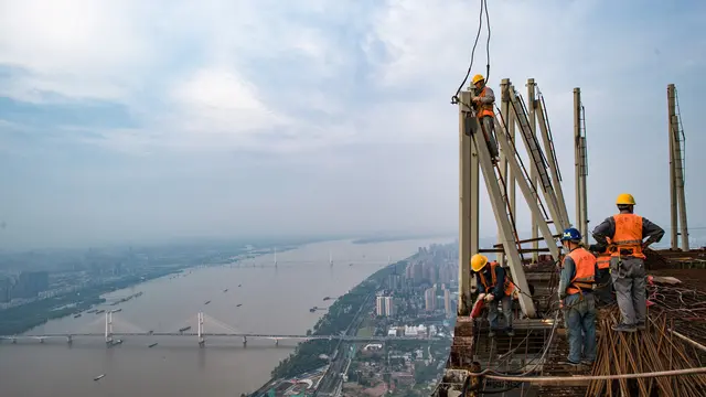 FOTO: Aktitvitas Pekerja Bangunan Bertingkat Tertinggi di Wuhan