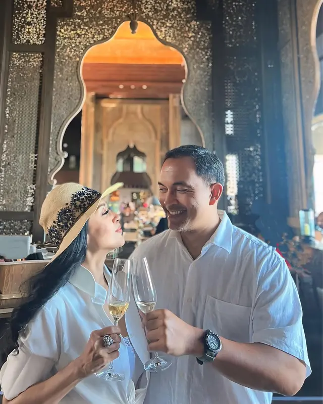 6 Potret Diah Permatasari dan suami rayakan 28 tahun pernikahan, mesranya bak remaja kasmaran