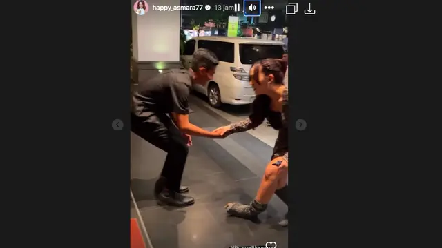 Happy Asmara Bagikan Momen Kocak Saat Sepatunya Jebol Usai Manggung di Samarinda. (instagram.com/happy_asmara77)